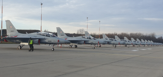 KAI가 역대 최단기간 납품한 FA-50GF 12대가 폴란드 민스크 공군기지 주기장에 일렬로 세워져 있다. KAI 제공